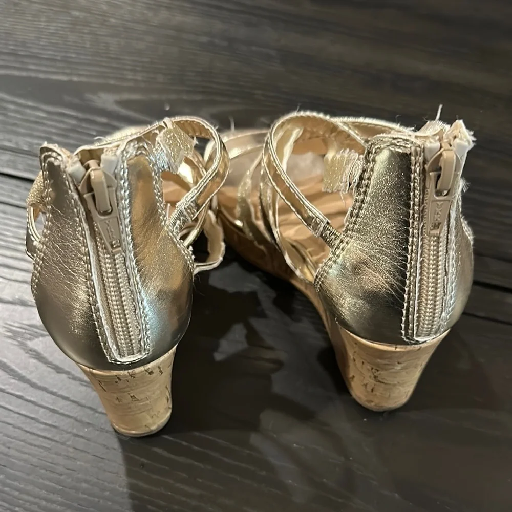 SO gold Gladiator Sandals with Elegant Straps
